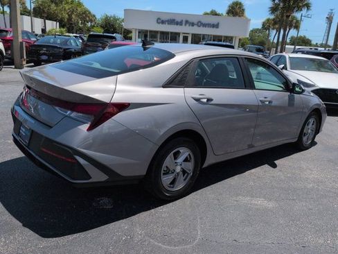 Certified 2025 Hyundai Elantra SE FWD image 4