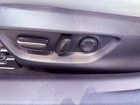 Used 2025 Toyota Camry SE w/ Convenience Package image 18