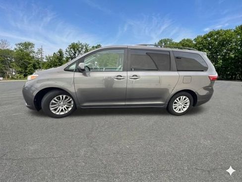 Used 2017 Toyota Sienna XLE FWD image 5