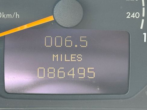 Used 2000 Mercedes-Benz E 320 Sedan image 5