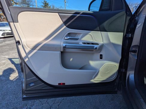 Used 2022 Mercedes-Benz EQB 300 4MATIC image 11