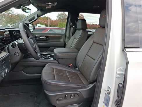 Used 2025 Chevrolet Tahoe High Country image 11