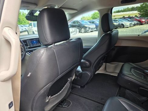 Used 2020 Chrysler Pacifica Touring-L FWD image 18