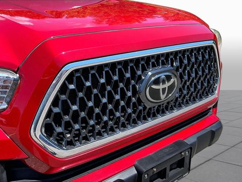 Certified 2018 Toyota Tacoma TRD Off-Road AWD/4WD image 32