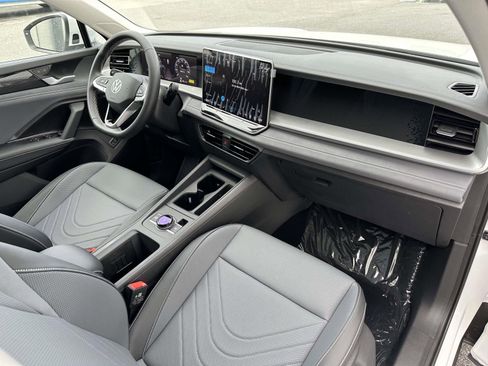 New 2025 Volkswagen Tiguan SE image 12