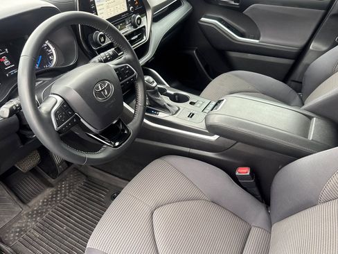 Used 2021 Toyota Highlander LE AWD/4WD image 11