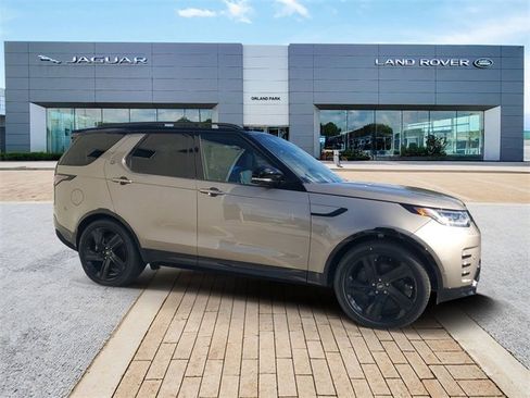 Used 2024 Land Rover Discovery Dynamic SE image 3