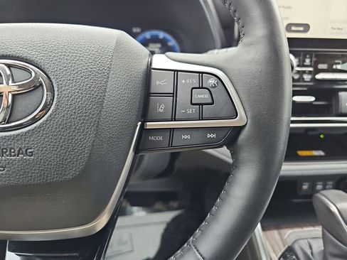 Used 2024 Toyota Highlander Platinum image 23