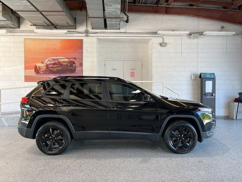 Used 2017 Jeep Cherokee High Altitude AWD/4WD image 11