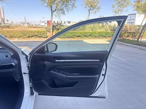 Used 2019 Nissan Altima 2.5 SV FWD image 15
