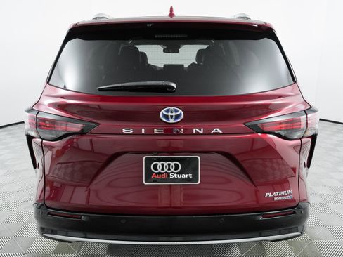 Used 2021 Toyota Sienna Limited image 6