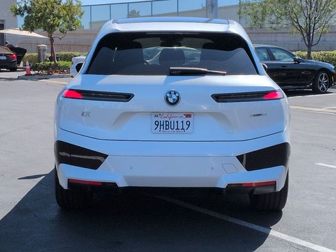 Used 2023 BMW iX xDrive50 w/ Premium Package image 9