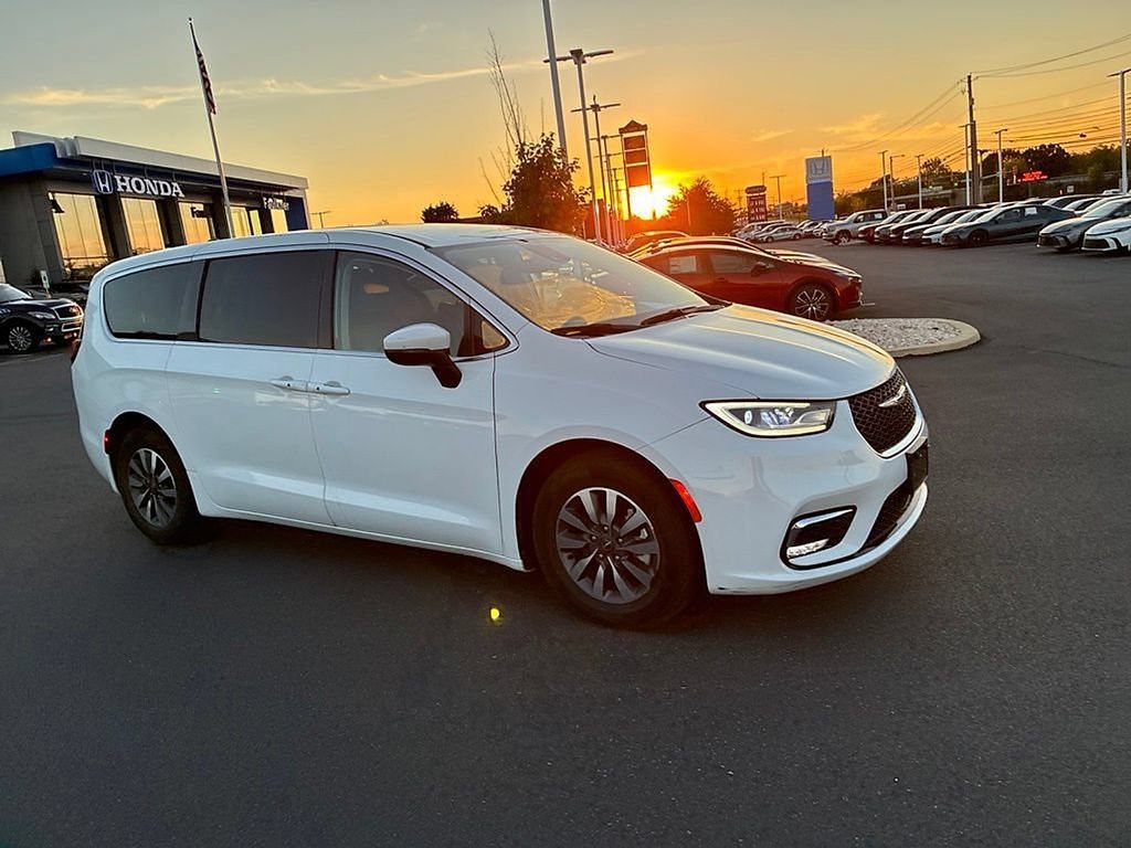 Used 2023 Chrysler Pacifica Touring-L FWD image 3