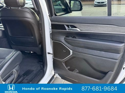 Used 2024 Jeep Wagoneer L Series II image 29