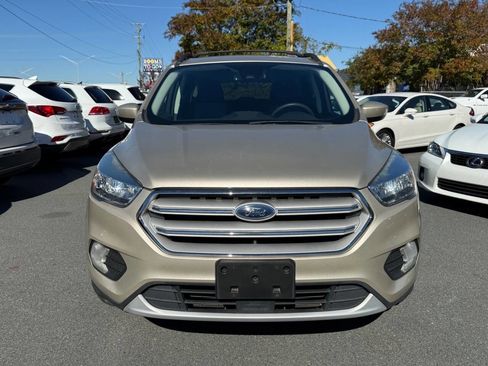 Used 2018 Ford Escape SE w/ Ford Safe & Smart Package image 2