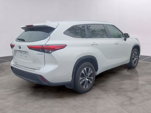 Used 2023 Toyota Highlander XLE AWD/4WD image 4
