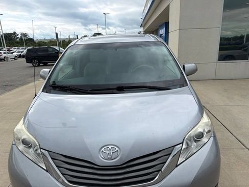 Used 2013 Toyota Sienna XLE FWD image 10