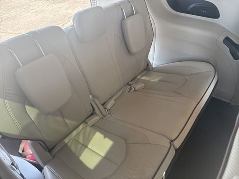 Used 2017 Chrysler Pacifica Limited w/ UConnect Theater Package FWD image 34