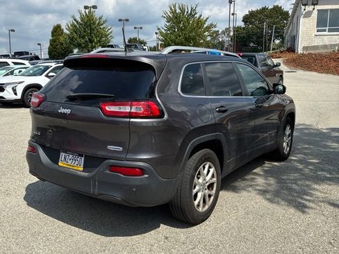 Used 2018 Jeep Cherokee Latitude Plus w/ Cold Weather Group AWD/4WD image 3