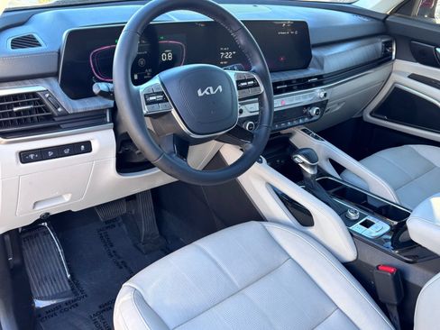 Used 2024 Kia Telluride EX w/ EX Captain's Chair Package FWD image 17