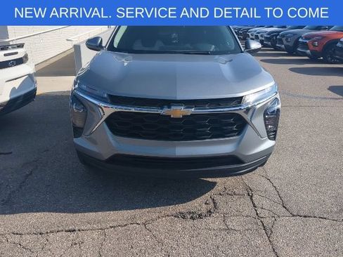Used 2024 Chevrolet Trax LS w/ LS Convenience Package FWD image 10