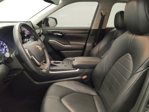 Used 2022 Toyota Highlander XLE FWD image 17