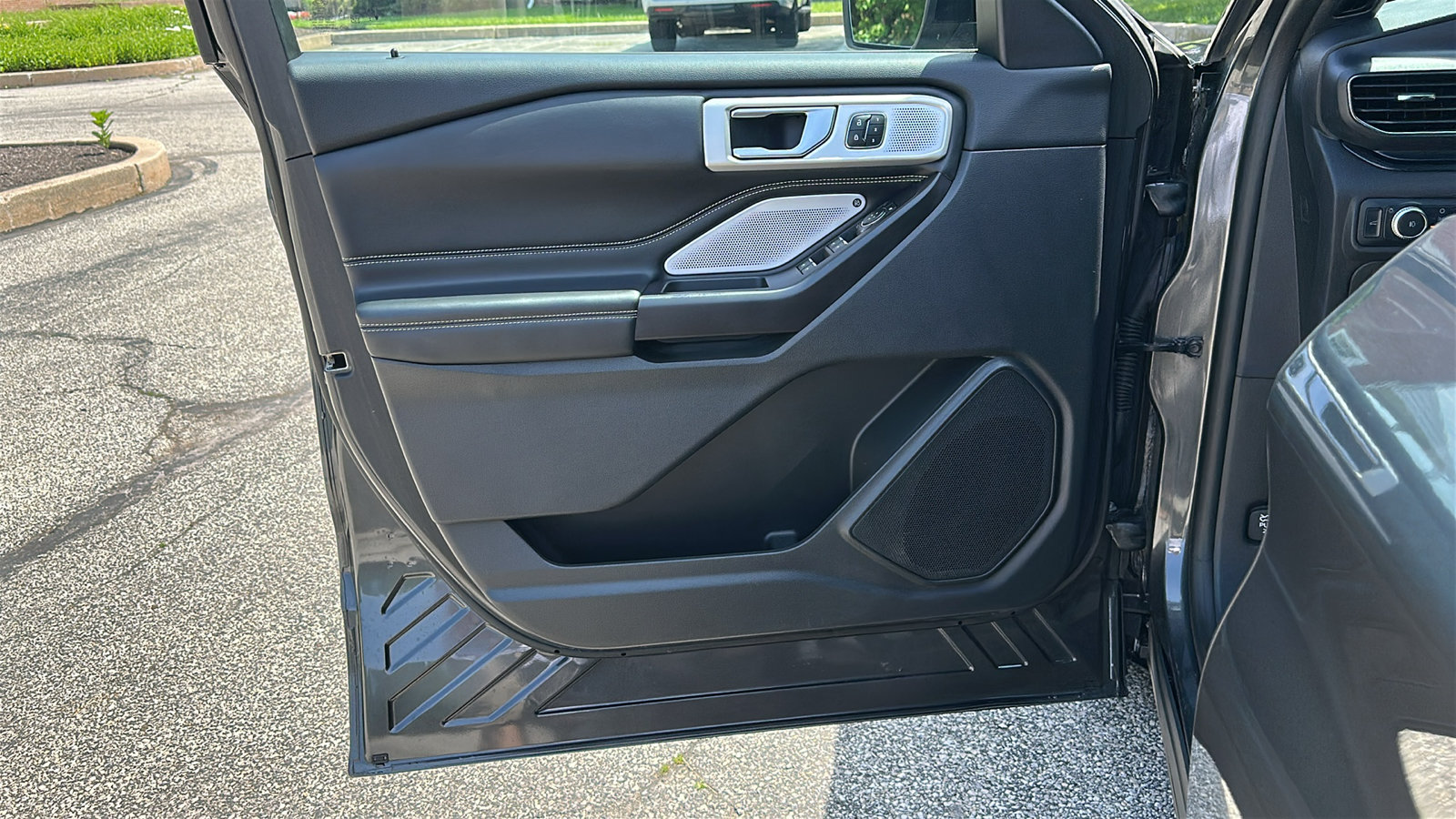 Used 2020 Ford Explorer ST w/ Premium Technology Package AWD/4WD image 14