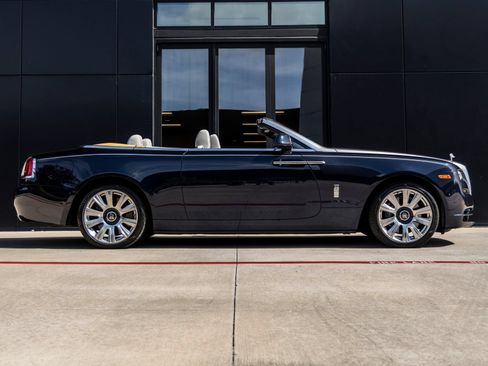 Used 2016 Rolls-Royce Dawn RWD image 25