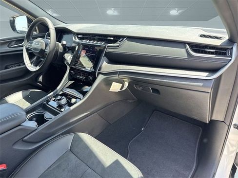 New 2025 Jeep Grand Cherokee Altitude image 25