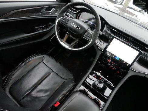 Used 2023 Jeep Grand Cherokee Limited w/ Luxury Tech Group II image 9