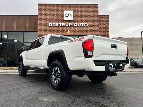Used 2018 Toyota Tacoma TRD Off-Road w/ Technology Package image 4