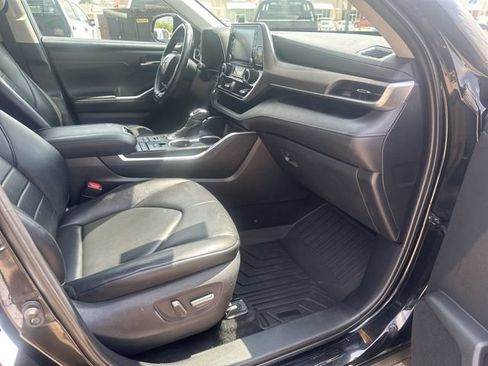 Used 2020 Toyota Highlander XLE AWD/4WD image 6
