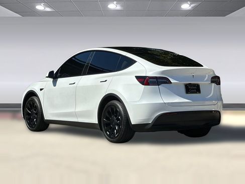 Used 2025 Tesla Model Y Long Range RWD image 3