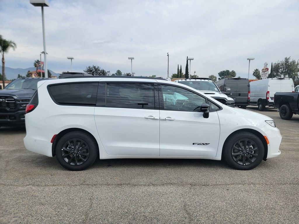 New 2025 Chrysler Pacifica Select w/ Fav Edition Package FWD image 3