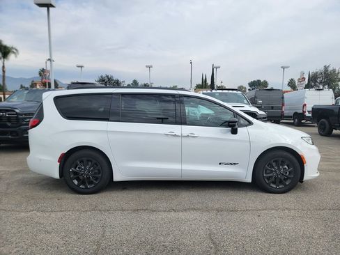 New 2025 Chrysler Pacifica Select w/ Fav Edition Package image 3