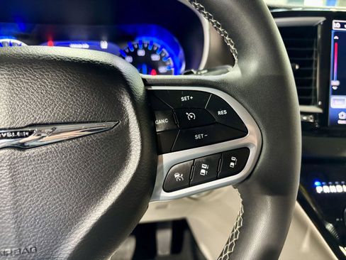 Used 2023 Chrysler Pacifica Touring-L FWD image 12