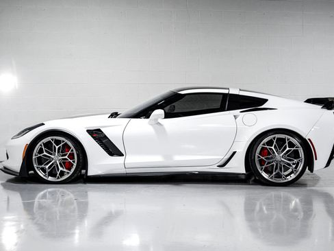 Used 2015 Chevrolet Corvette Z06 w/ 3LZ Preferred Equipment Group image 6