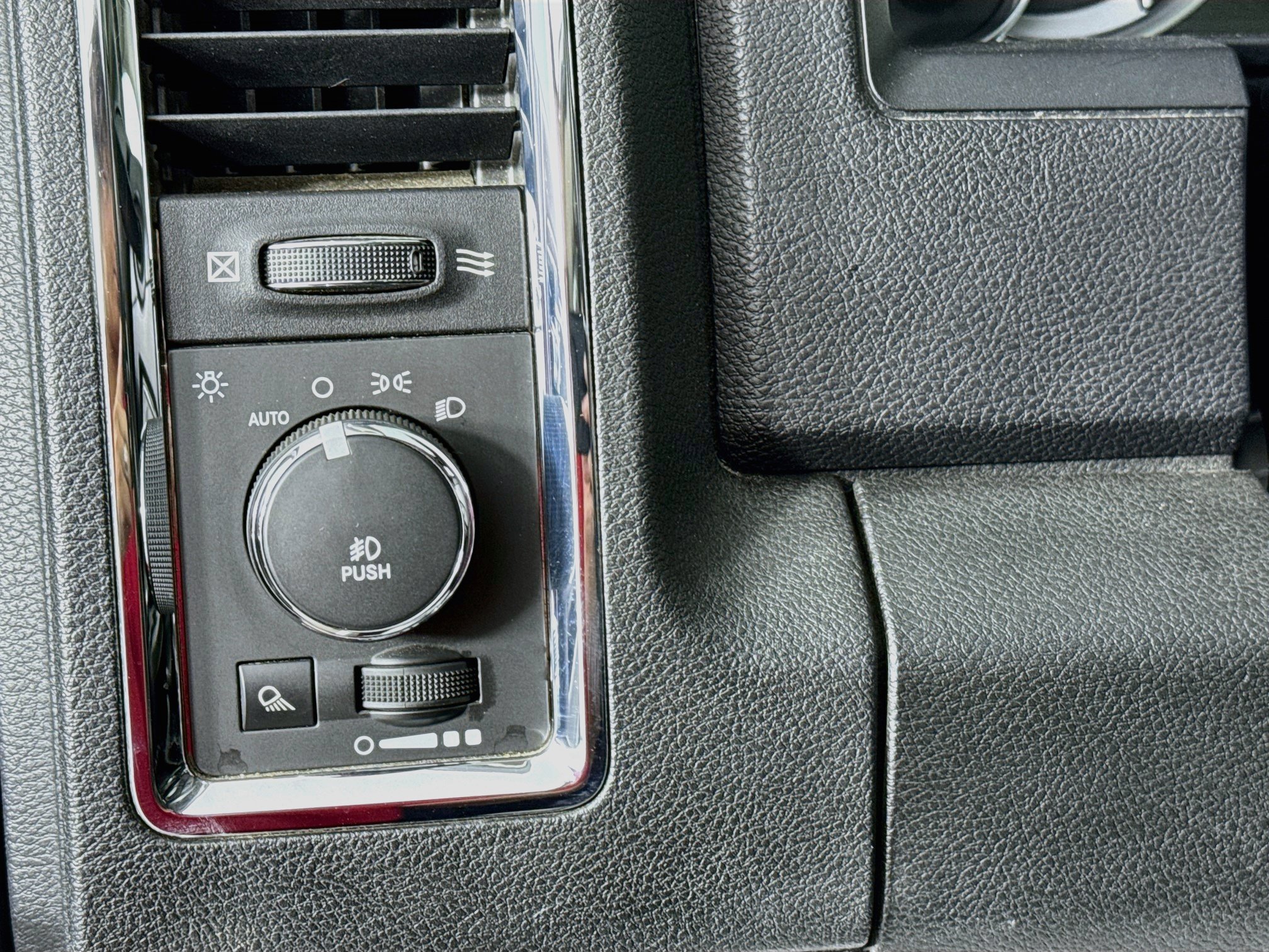 Used 2014 RAM 1500 Laramie w/ Convenience Group AWD/4WD image 10