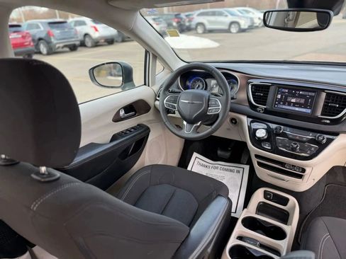 Used 2023 Chrysler Voyager LX FWD image 6