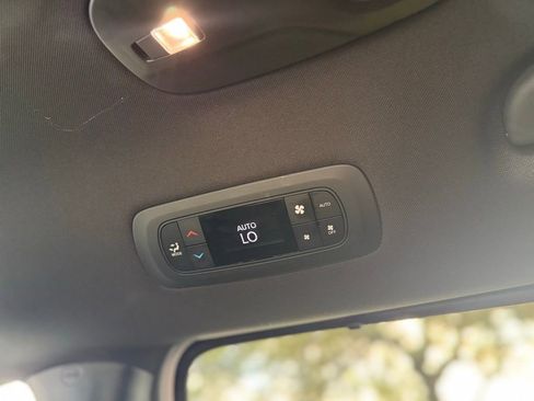 Used 2025 Chrysler Pacifica Select FWD image 28