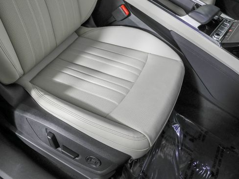 Used 2024 Audi Q8 e-tron Premium Plus w/ Premium Plus Package image 50