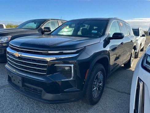 Used 2025 Chevrolet Traverse LT image 3