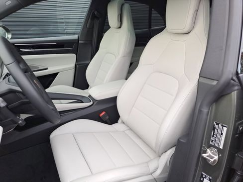 New 2026 Porsche Macan 4 Electric image 5