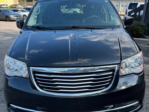 Used 2014 Chrysler Town & Country Touring FWD image 4