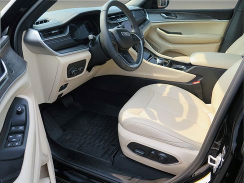 Used 2024 Jeep Grand Cherokee Limited image 9