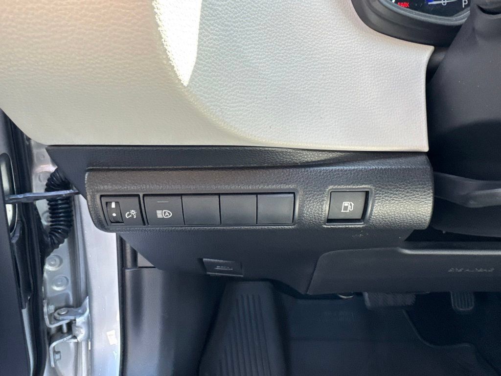 Used 2022 Toyota Corolla LE FWD image 19