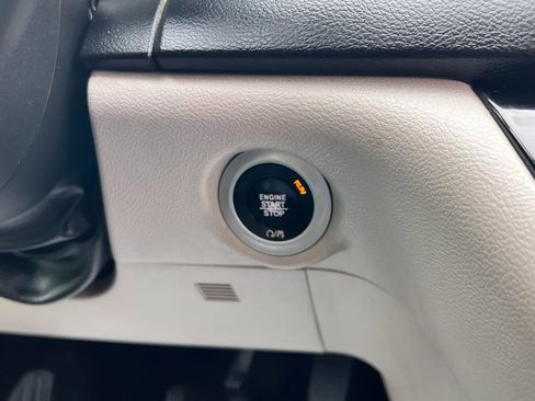 Used 2018 Chrysler Pacifica Touring-L FWD image 32