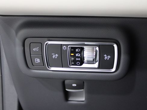 Used 2025 Lincoln Nautilus Premier AWD/4WD image 8