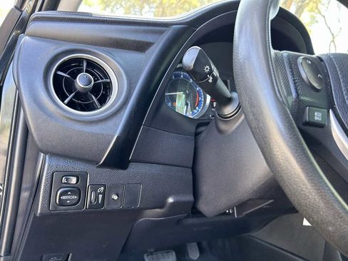 Used 2018 Toyota Corolla LE image 17