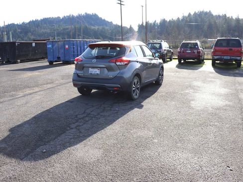 Used 2019 Nissan Kicks SR image 5